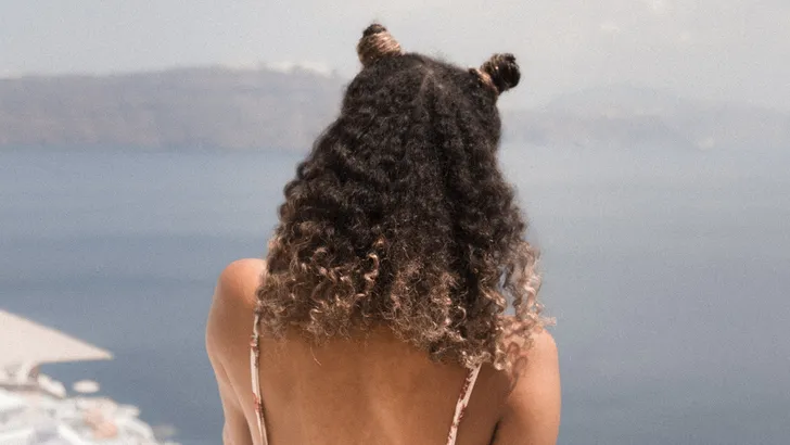 Dit kun je doen tegen pluizig haar in de zomer