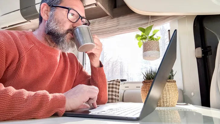 Internet in de camper? Laat je niet direct een peperdure router aansmeren door de kampeerwinkel