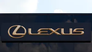 Influencer Jan Verban zit klem met dure Lexus na Haagse naaistreek: 'Ik kan dit niet meer betalen'