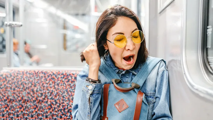 Close-up van een persoon die hard gaapt - uitleg over aanstekelijk gapen en empathie