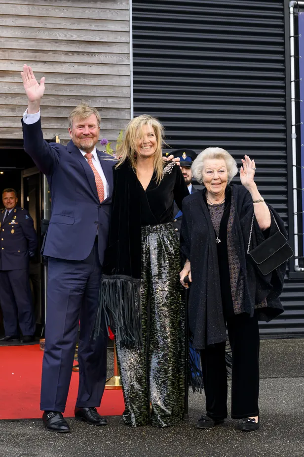 Glitters, franjes, coupe storm... Met prinses Beatrix als onverstoorbare rots in de branding. (Beeld: NL Beeld)