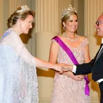 Foto van koningin Mathilde en koningin Máxima met ontwerper Edouard Vermeulen van modehuis Natan.