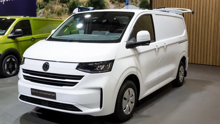Deze VW-camper blaast zijn eigen bed op, en dat hangt vervolgens náást de auto