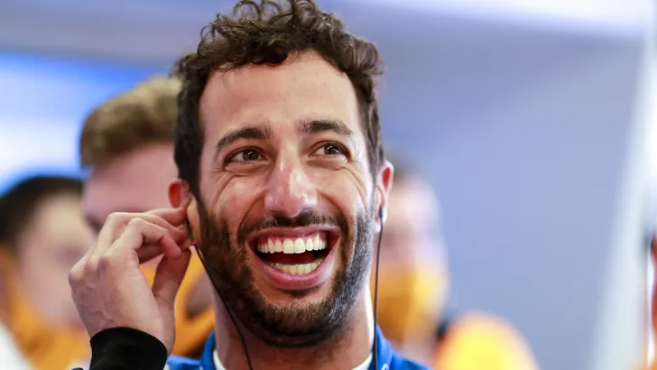 VIDEO: Daniel Ricciardo ziet beren op de weg