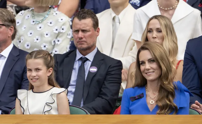 Prinses Charlotte verscheen in een dromerig jurkje op de tribune.