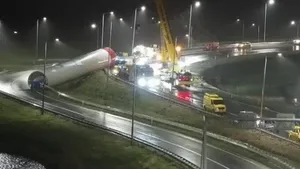 Enorm stuk windmolen verdwaald op verbindingswegen A50