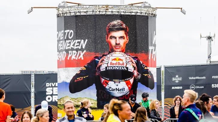 Een foto van Max Verstappen op het circuit van Zandvoort