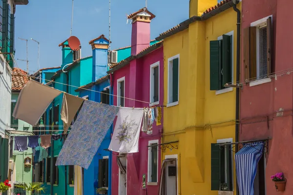 Droomdorp Burano, waar de overheid je verfkwast bestuurt. Kleurrijk, maar streng gereguleerd!