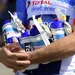 UCI past regels voor wegwerpen bidons aan, maar het blijft verboden