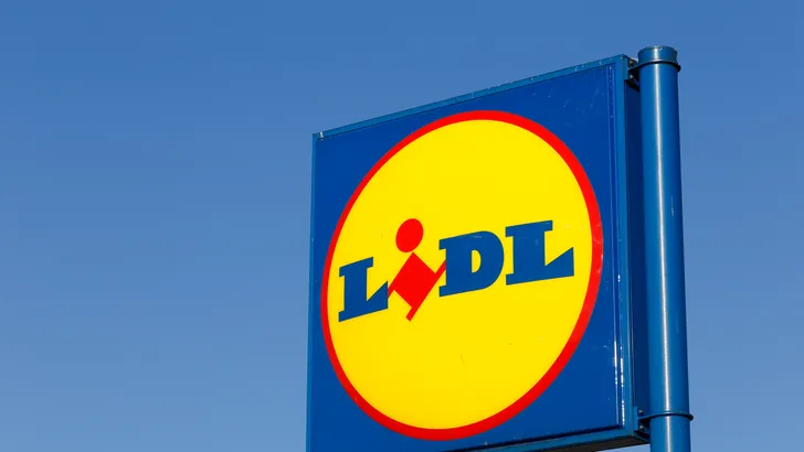 Foto van bord met het logo van Lidl. – Voordelige pizzaoven van Lidl.