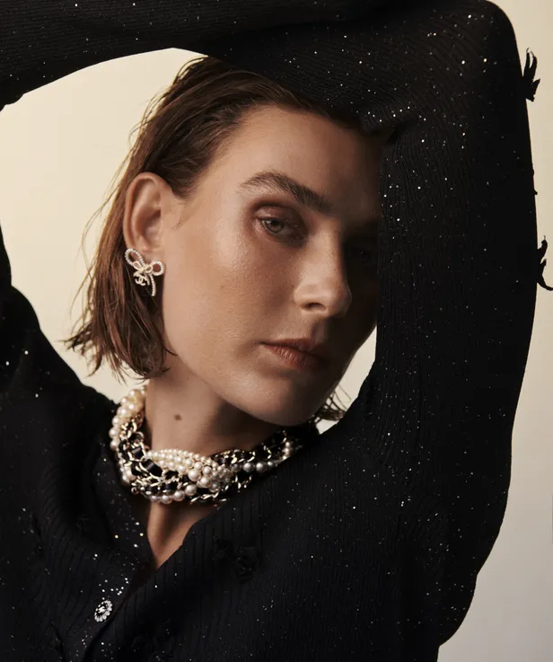 Vera in vest, oorbellen en ketting van Chanel