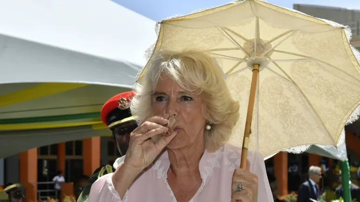 Duchess of Rum! Camilla proost zich door de Cariben