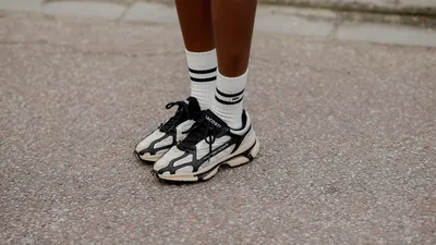 Iemand draagt sneakers tijdens Fashion Week