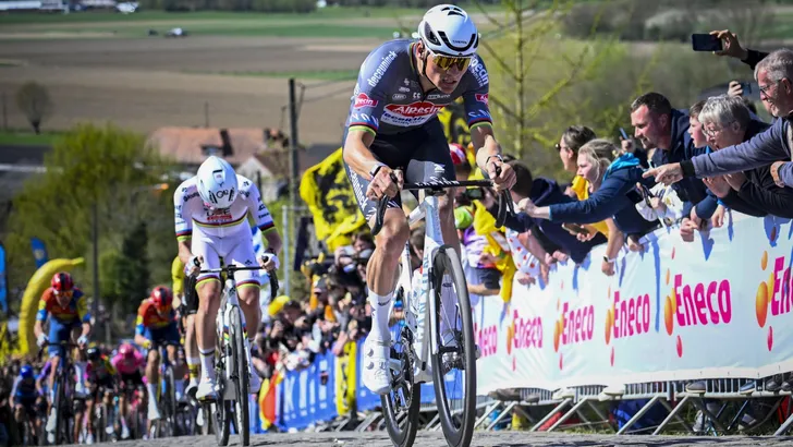 Dat Mathieu van der Poel start in Omloop Het Nieuwsblad is volgens Thijs Zonneveld alleszeggend over zijn niveau. De concurrentie is gewaarschuwd!