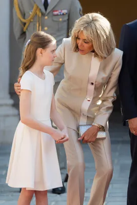 Hoewel Gabriella eerst niet onder de indruk lijkt van de Franse first lady...