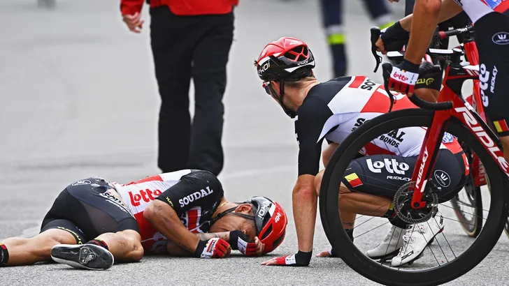 Caleb Ewan verlaat Tour met gebroken sleutelbeen