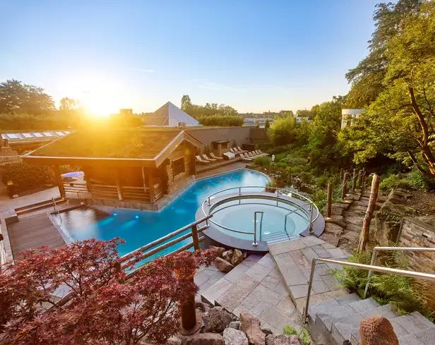 Badderen als een royal? Dat doe je bij de Carolus Therme, vlak over de grens in Duitsland.