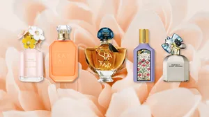 Collage van onze favoriete parfums voor de lente tegen bloemige achtergrond.