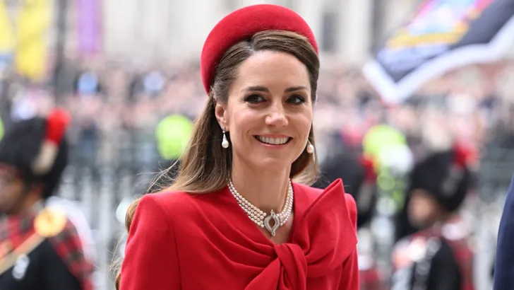 Prinses Kate ode aan Diana bij Commonwealth Day. – Foto van Catherine, de prinses van Wales, in een rode outfit bij Westminster Abbey voor Commonwealth Day, maart 2025.