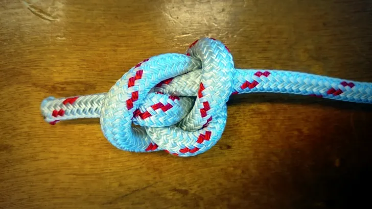 Trek nu aan de einden om de knoop af te maken.