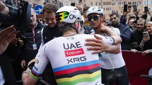 Tadej Pogačar is het alfamannetje binnen UAE Team Emirates-XRG. De kopman waar alles om draait. Maar Thomas Dekker ziet een bijzondere kanteling gaande.