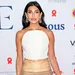Anna Nooshin poseert op de rode loper in witte top