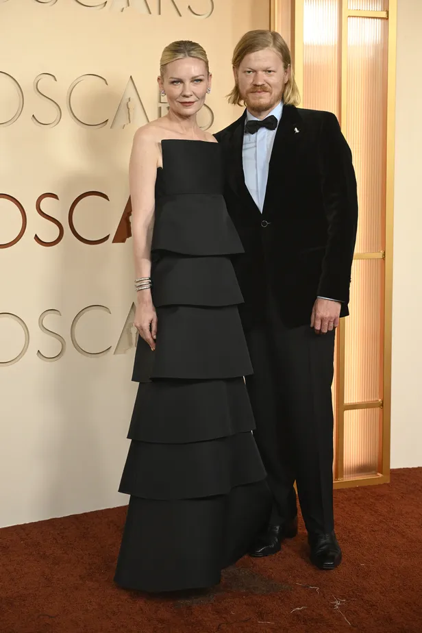 Kirsten Dunst in Celine en Jesse Plamons in Lardini