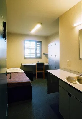 In deze cel in Hasselt zit Joep H. opgesloten.