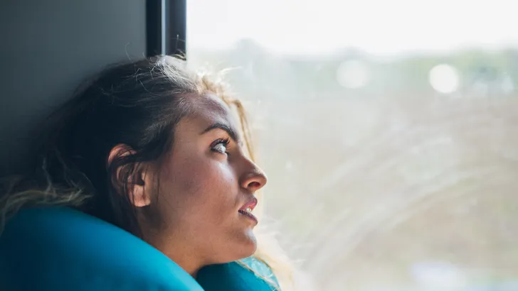 Waarom je altijd precies op tijd wakker wordt in de trein