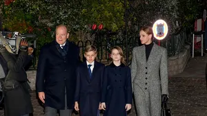Wat een plaatje! Prins Jacques en prinses Gabriella stelen de show in Monaco met een wel heel spectaculaire en vlammende taak.