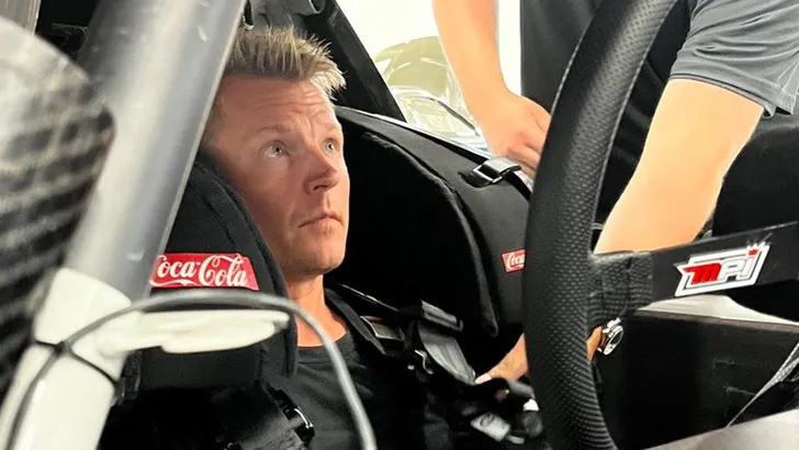 Kimi Räikkönen's NASCAR debuut eindigde in de muur (video)
