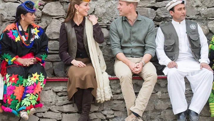 Kate en William kleurrijk in de Himalaya