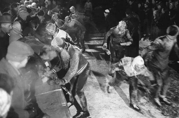 De doorkomst bij Sneek tijdens de Elfstedentocht van 1963