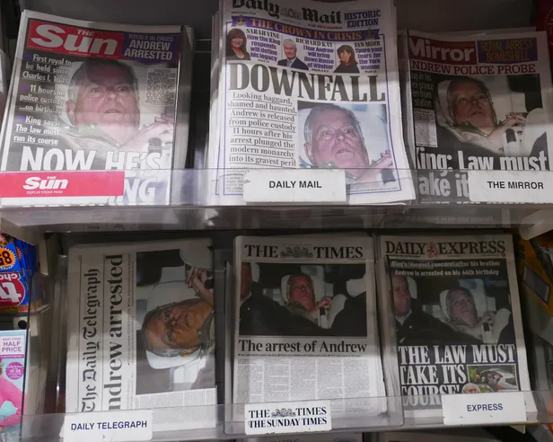 De Britse voorpagina's staan er vandaag vol mee: prins Andrew die zich wanhopig aan de camera's probeert te onttrekken na zijn arrestatie op z'n 66e verjaardag.
