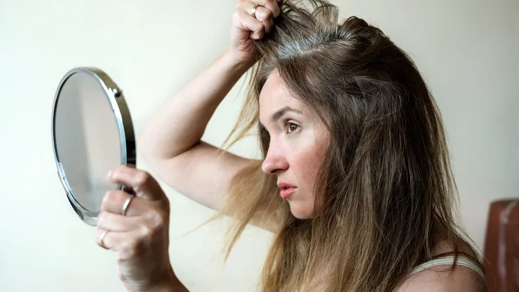 Sneller grijs dan je leeftijd? Dit kan erachter zitten