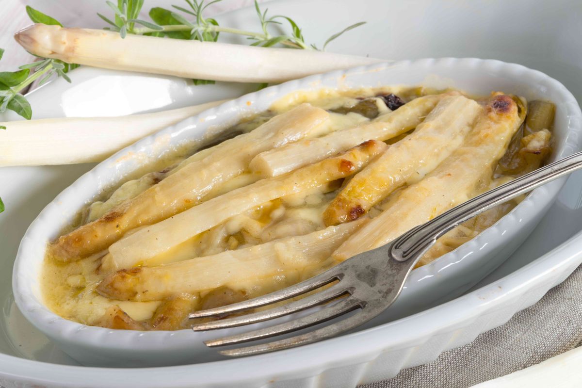 Het witte goud op zijn best: zo maak je de ultieme ovenschotel met asperges, aardappelpuree en kaass