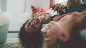 twee vrouwen lachen liefde 