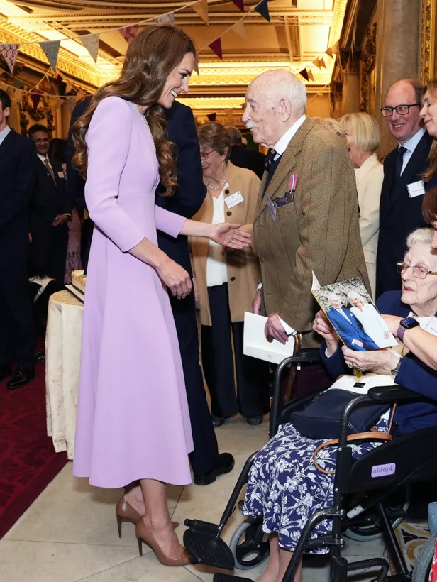 Less is more: met een simpele Emilia Wickstead-jurk, Ralph Lauren-pumps en parels uit de familiekluis kwam Kate chic voor de dag te paleize. (Beeld: NL Beeld)