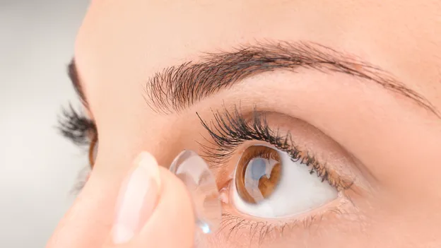 Douchen met lenzen in? Een optometrist legt uit wat de risico’s zijn