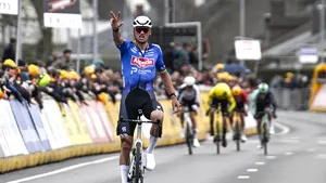 Mathieu van der Poel juicht in E3 Saxo Classic 2026.