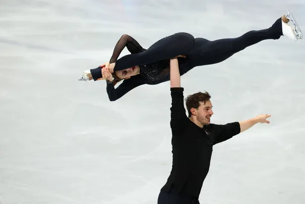Michel Tsiba en Daria Danilova bij het kunstschaatsen in Milaan, 2026.