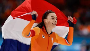 Femke Kok na het winnen van goud op de 1.000 meter schaatsen op de Olympische Spelen in Milaan