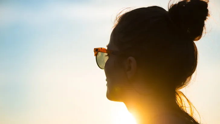 Dit is het effect van de zon op je huid in beeld