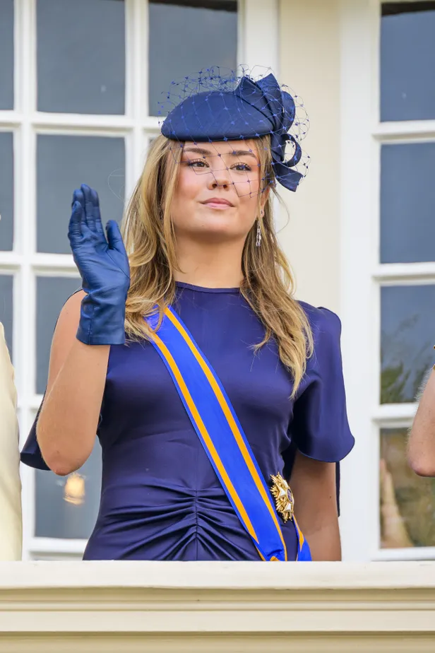 Prinses Ariane in een blauwe jurk tijdens haar eerste Prinsjesdag in 2025 op het balkon. 
