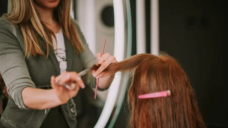 Vrouw met een pony.