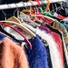 Kleding op de rommelmarkt.