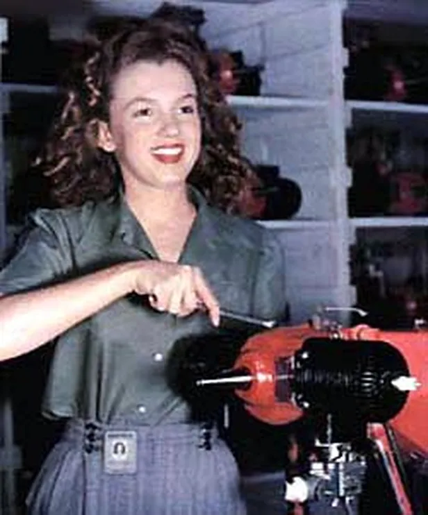 Foto van Norma Jeane (Marilyn Monroe) door David Conover in 1944, Public Domain.