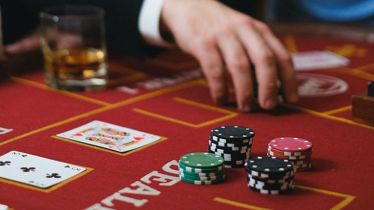 tiener staking Glimmend 5x Bekende Nederlanders die graag pokeren | Panorama