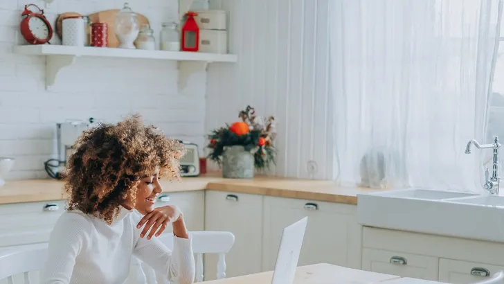 ELLE Smart ShVrouw aan het shoppen tijdens ELLE Smart Shopping Day.opping Day