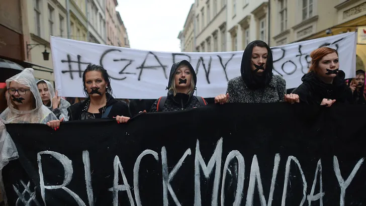 Goed nieuws! Polen verwerpt strenge abortuswet na hevige protesten